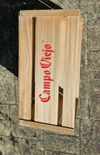 Caja de madera para vino.