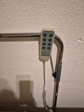 Cama articulada metálica con somier de madera