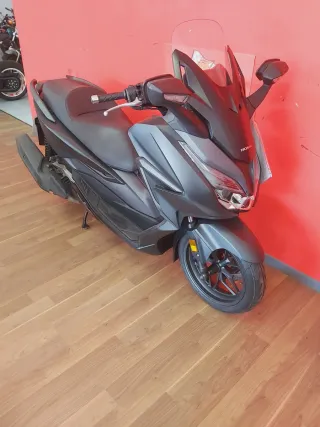 Honda Forza 125 Maxi Scooter Negra/Gris