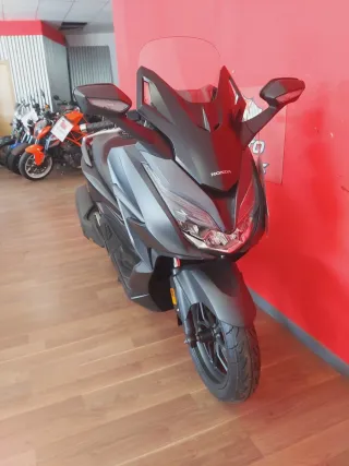 Honda Forza 125 Maxi Scooter Negra/Gris