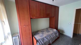 Dormitorio juvenil con armario y cama