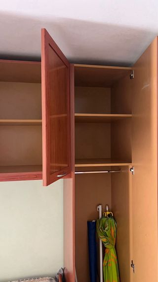 Dormitorio juvenil con armario y cama