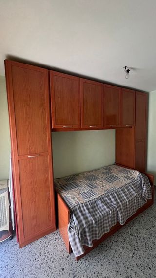 Dormitorio juvenil con armario y cama