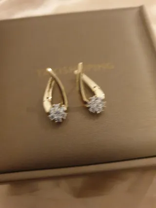 Pendientes dorados con caja