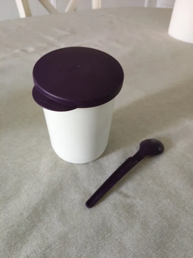 Taza Tupperware con Cuchara Morada