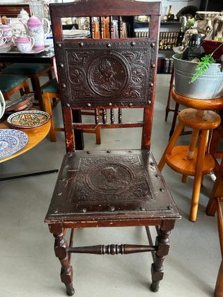 Pareja de Sillas Antiguas - Cartón Piedra Repujado