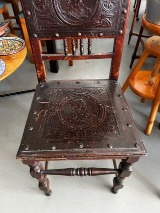 Pareja de Sillas Antiguas - Cartón Piedra Repujado