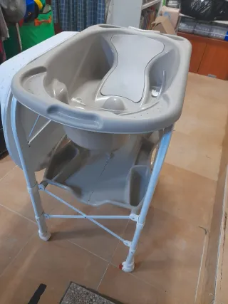 Cambiador de bebé con bañera