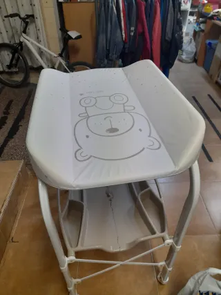 Cambiador de bebé con bañera