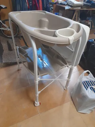 Cambiador de bebé con bañera