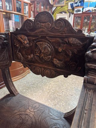 Sillón de madera tallada antiguo