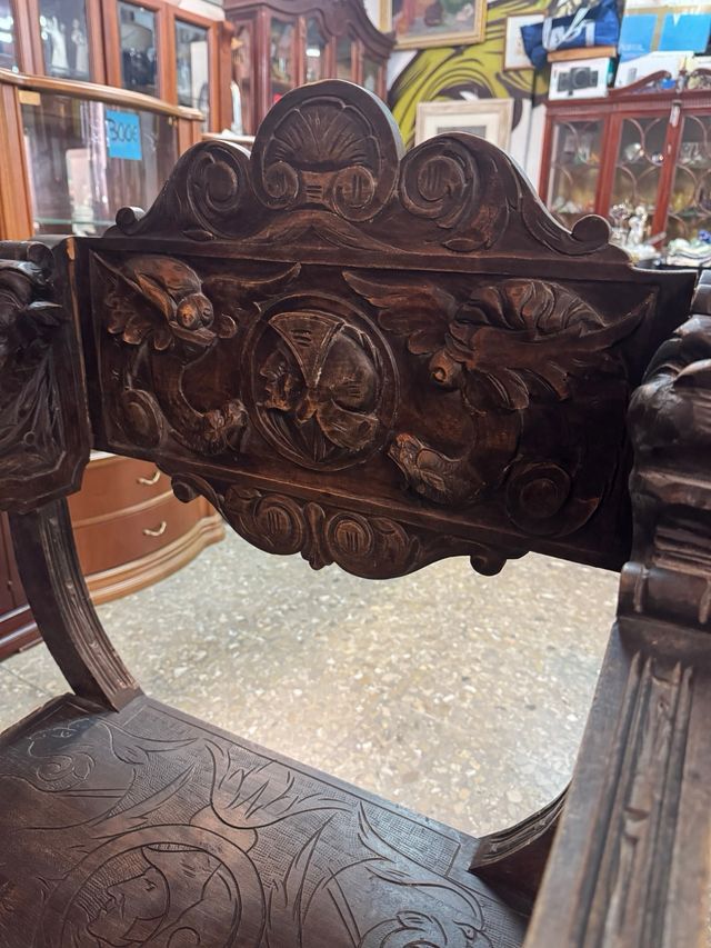 Sillón de madera tallada antiguo