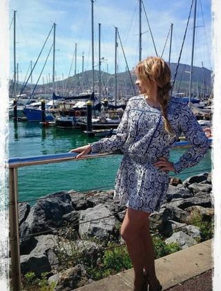 Vestido estampado beige y rojo