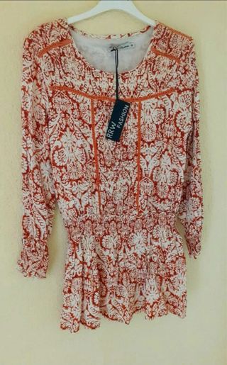 Vestido estampado beige y rojo