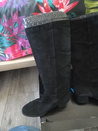 Botas altas de ante negro con cremallera