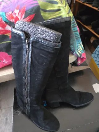 Botas altas de ante negro con cremallera