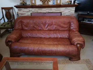 Sofá y sillones de piel marrón