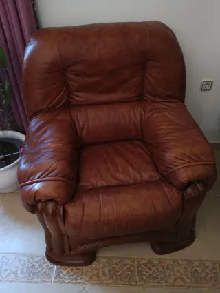 Sofá y sillones de piel marrón