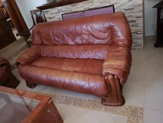 Sofá y sillones de piel marrón