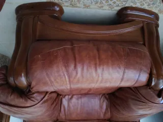 Sofá y sillones de piel marrón