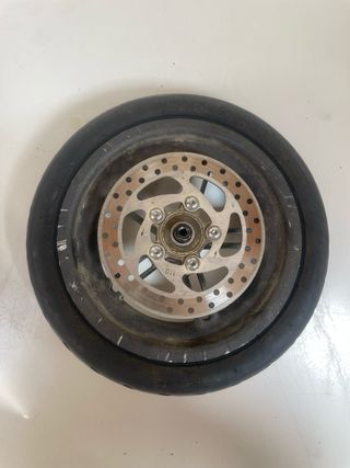Rueda trasera patinete + neumático.