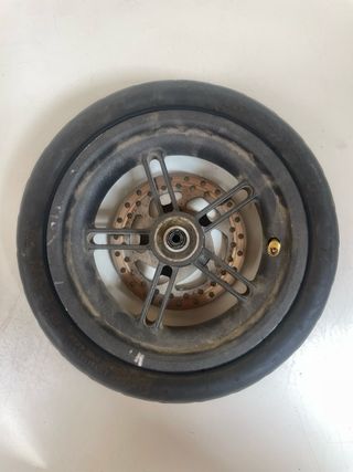 Rueda trasera patinete + neumático.