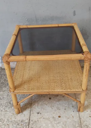 Mesa auxiliar de cristal, bambú y mimbre