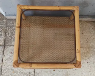 Mesa auxiliar de cristal, bambú y mimbre