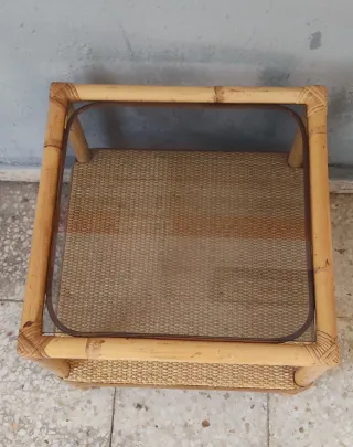 Mesa auxiliar de cristal, bambú y mimbre