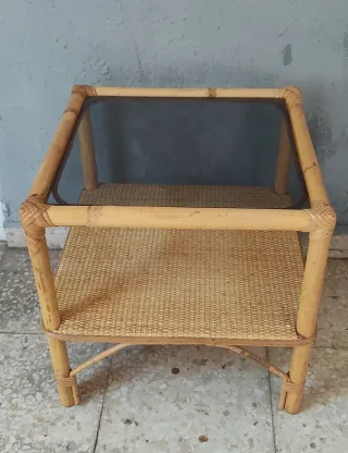 Mesa auxiliar de cristal, bambú y mimbre