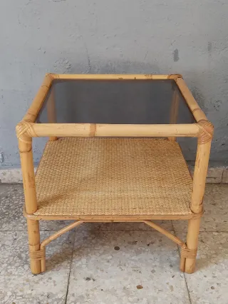 Mesa auxiliar de cristal, bambú y mimbre