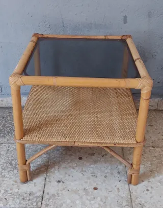 Mesa auxiliar de cristal, bambú y mimbre