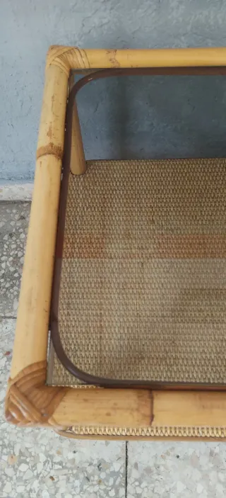 Mesa auxiliar de cristal, bambú y mimbre