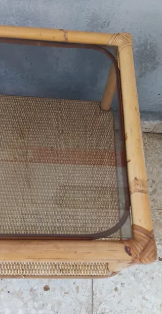 Mesa auxiliar de cristal, bambú y mimbre