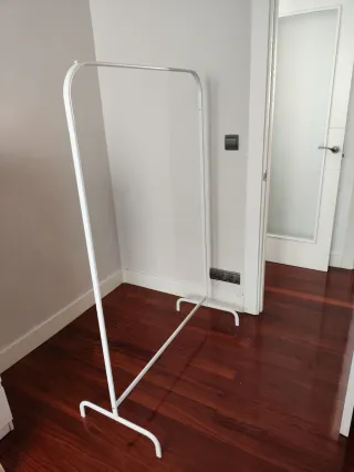 Burro perchero de ropa blanco