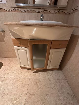 Mueble de aseo de piedra y madera