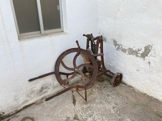 Bomba de agua antigua de hierro