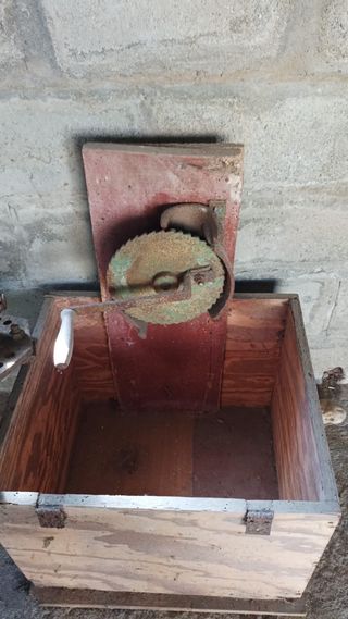 Desgranadora de maíz antigua