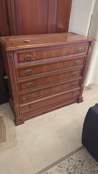 Cómoda antigua de madera