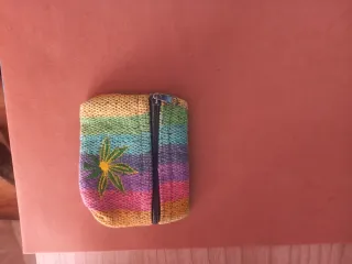 Cartera tejida con flor