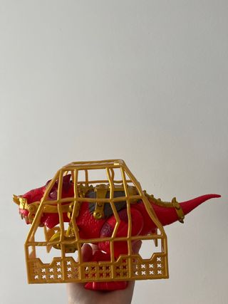 Dinosaurio Rojo con Jaula Dorada