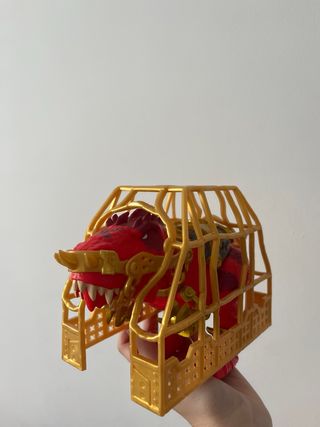 Dinosaurio Rojo con Jaula Dorada