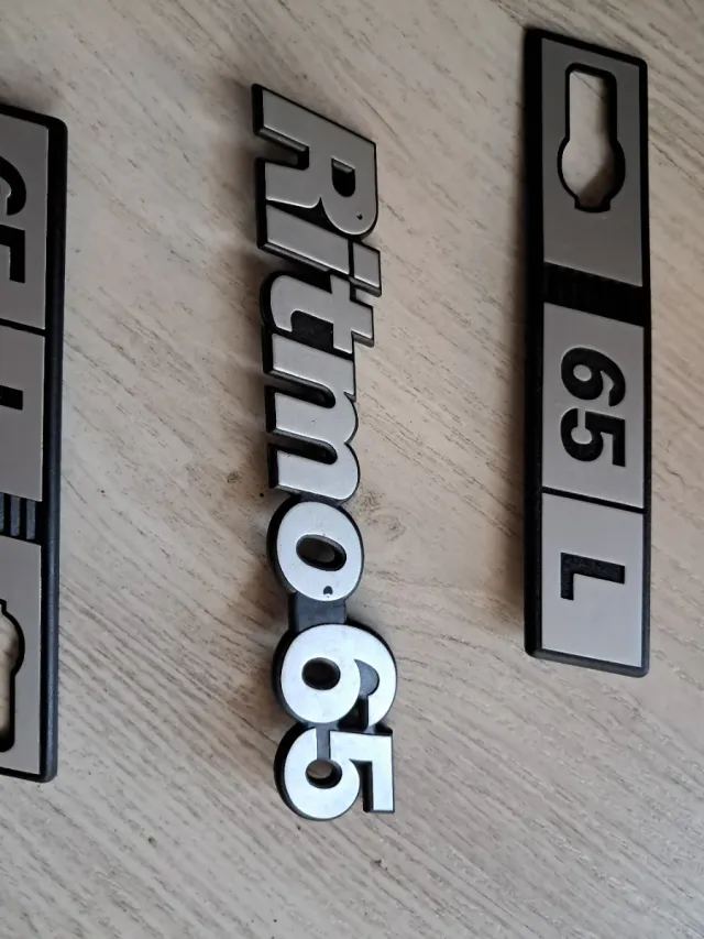 SEAT /FIAT RITMO 65. LOTE DE EMBLEMAS,ANAGRAMAS.