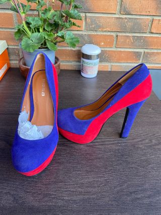Zapatos de tacón azul y rojo