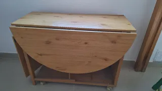 Lote de mesa de madera con cajón y base de cama