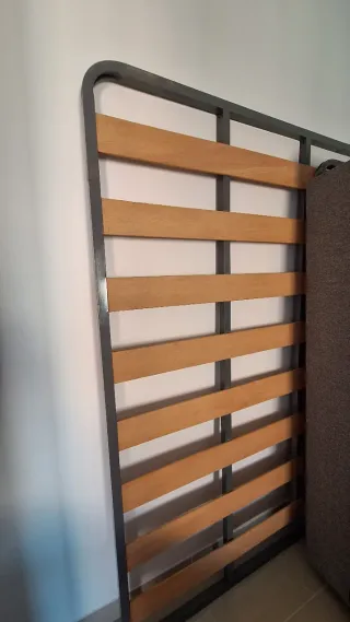 Lote de mesa de madera con cajón y base de cama