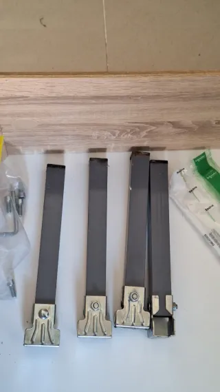 Lote de mesa de madera con cajón y base de cama