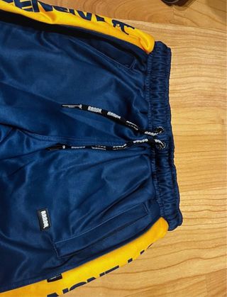 Chándal azul y dorado con logo