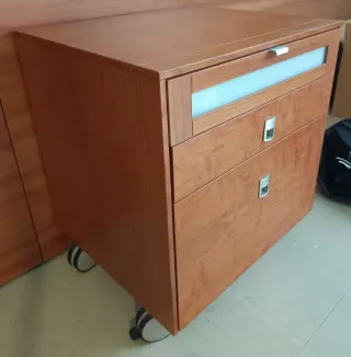 Mesita auxiliar con ruedas