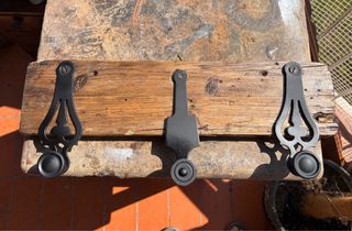 Perchero madera rústico con herrajes negros